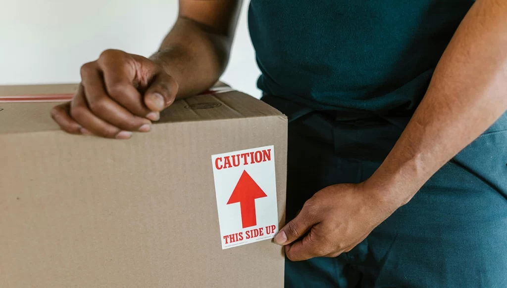 mover lifting box with fragile label